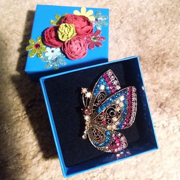 Butterfly Crystal Pin/Pendant🦋 - Picture 5 of 7